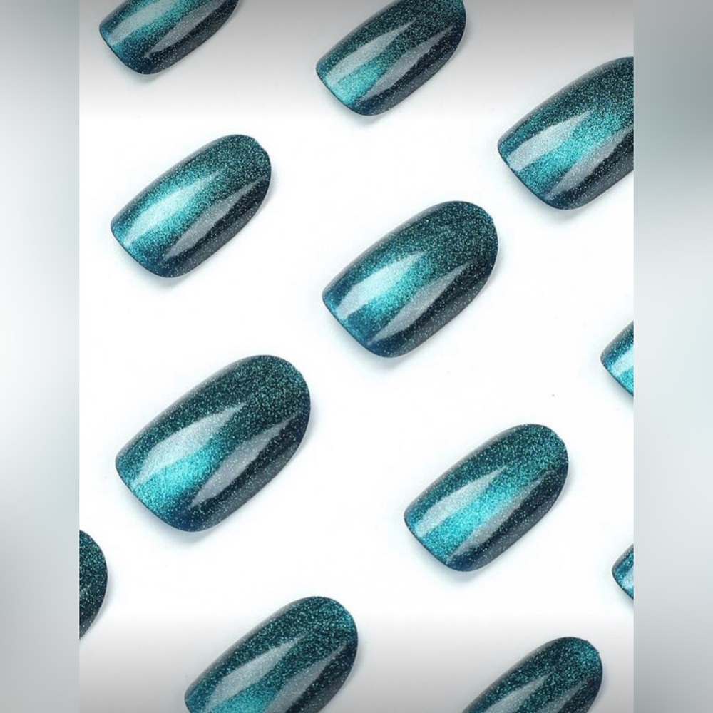 Teal Metallic Cat Eye Medium Oval Nail Kit, 24-Piece Press-On Nails, New - Picture 5 of 10
